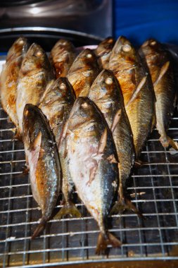 Çelik ızgarada ızgara uskumru balığı. Kızarmış balık. Izgara balık..