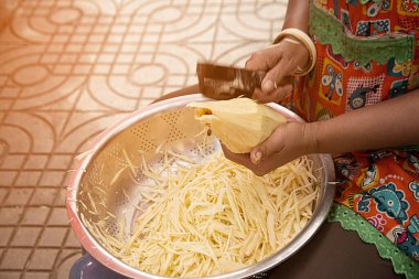 İnsanlar beyaz arka planda papaya salatası pişirmek için çiğ papaya dilimlerler..