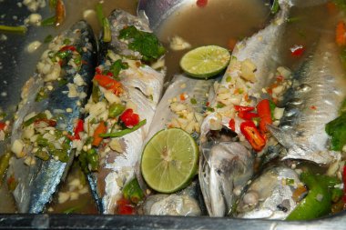 Limonlu buharlı uskumru..