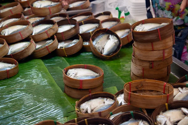 Taze Pazarda Satılık Bambu Sepetlerinde Haşlanmış Uskumru — Stok fotoğraf