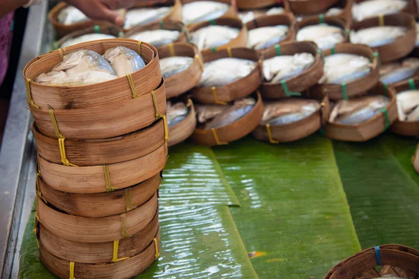 시장에서 대나무 바구니에 증기로 고등어 — 스톡 사진