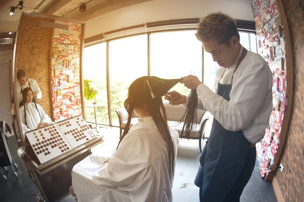 Asian Male Hairdresser Make Hairstyles Asian Female Customers Modern Beauty — Stock Photo, Image