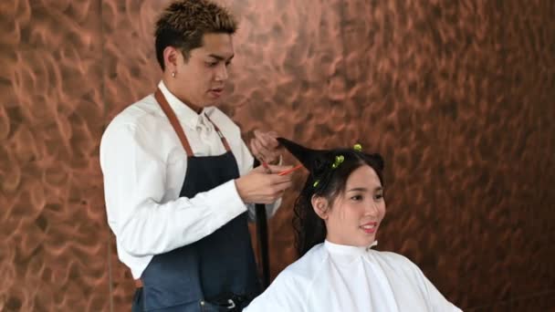 Seorang Penata Rambut Laki Laki Asia Memotong Seorang Wanita Asia — Stok Video