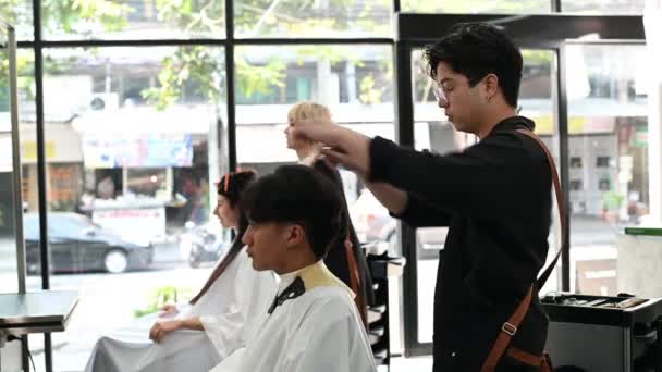 Asian Male Hairdresser Make Hairstyles Asian Male Customers Modern Beauty — Stock Video