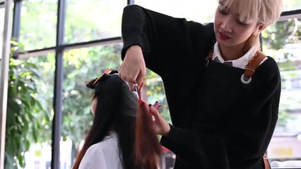 Penata Rambut Wanita Asia Memotong Pelanggan Asing Yang Cantik Dengan — Stok Video