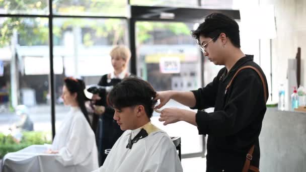 在曼谷的现代美容院里 亚洲男性理发师为亚洲男性顾客做发型 — 图库视频影像
