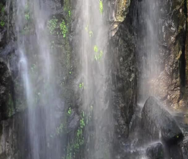 Kalter Wasserfall Fließt Die Klippe Hinunter Mit Klaren Blauen Wasserschichten — Stockvideo