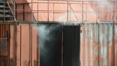 Yangından çıkan duman binayı terk ediyor..