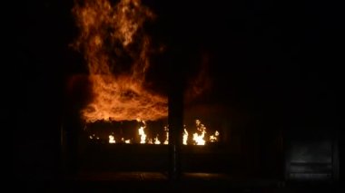 İtfaiyeciler binanın içindeki yangını söndürmek için su püskürtüyorlar..