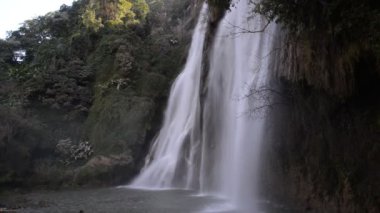Te Lor Su Şelalesi, Tayland 'ın en büyük ve en yüksek şelalesi. Tak Eyaleti 'nin güzel bir doğal manzarası vardır ve bir turizm merkezidir. Ünlü..
