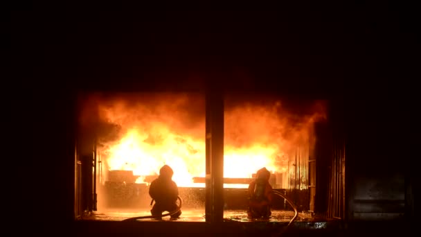 Пожарные Распыляют Воду Потушить Жестокий Пожар Внутри Здания — стоковое видео