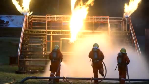Strażacy Używają Wody Odpalania Rur Wodnych — Wideo stockowe