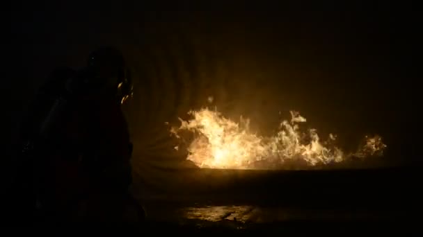 Strażacy Używali Wody Wydobycia Płonącego Ognia Łaźni Olejowej — Wideo stockowe