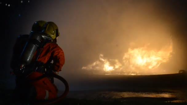Пожежники Використовували Воду Видобутку Спалювального Вогню Нафтовій Лазні — стокове відео
