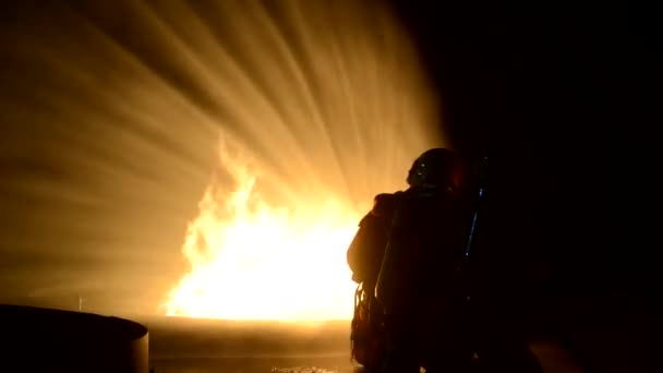 Brandweerlieden Spuiten Water Een Brute Brand Vloer Blussen — Stockvideo