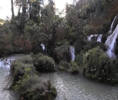 Thee Lor Su Şelalesi, Tayland 'ın en büyük ve en yüksek şelalesi. Tak Eyaleti 'nin güzel bir doğal manzarası vardır ve bir turizm merkezidir. Ünlü..