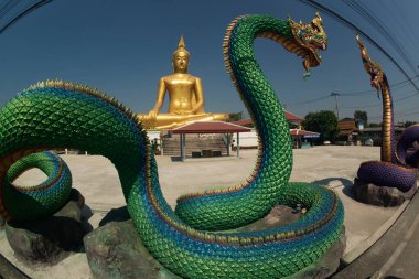 Tayland 'ın Nonthaburi Eyaleti' ndeki Wat Bang Chak 'da bulunan açık havada altın sarısı Buddha tapınağı. Chao Phraya Nehri 'nde yer aldığı ve ünlü bir yer olduğu için uzaktan açıkça görülebilmektedir..