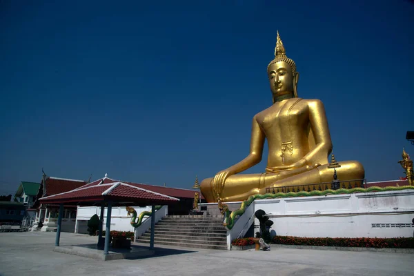在泰国非塔布里省的瓦特邦恰克 有一个巨大的户外黄金坐佛供奉 从远处可以清楚地看到它 因为它座落在潮江畔 是一个有名的地方 — 图库照片