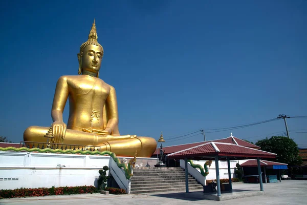 在泰国非塔布里省的瓦特邦恰克 有一个巨大的户外黄金坐佛供奉 从远处可以清楚地看到它 因为它座落在潮江畔 是一个有名的地方 — 图库照片