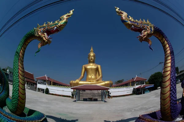 タイのノンタブリ県のワット チャックに祀られている大きな屋外黄金の座像 遠くからでもよく見えるチャオプラヤ川沿いにあり 有名な場所です — ストック写真