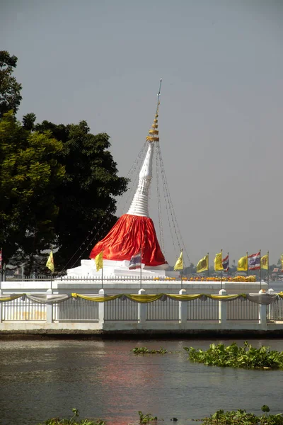 位于Wat Poramaiyikawas Worawihan的倾角庞迈伊 卡加瓦的科克雷塔是泰国农塔布里省Chao Phraya河沿岸科克雷特岛的象征 — 图库照片