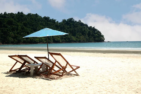 Sillas Playa Sombrillas Situadas Playa Una Isla Tailandia — Foto de Stock