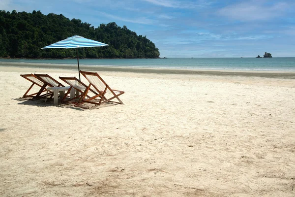 Liegestühle Und Sonnenschirme Strand Einer Insel Thailand — Stockfoto