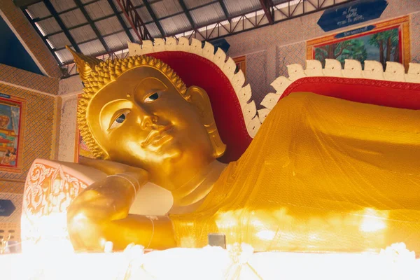 Porträtt Den Gigantiska Gyllene Statyn Den Lutande Buddha Vid Wat — Stockfoto