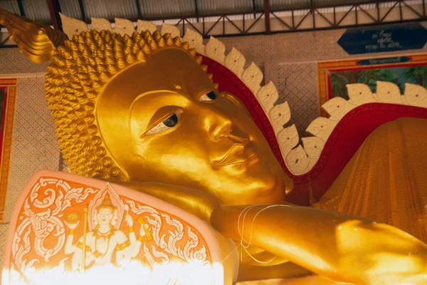 Retrato Gigantesca Estátua Dourada Buda Reclinado Templo Wat Waree Bunphot — Fotografia de Stock