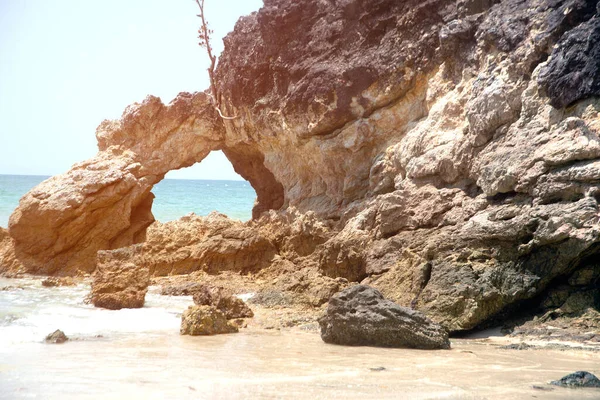 Μια Βραχώδης Παραλία Θέα Βράχο Τρύπες Και Θάλασσα Βραχώδη Βράχια — Φωτογραφία Αρχείου