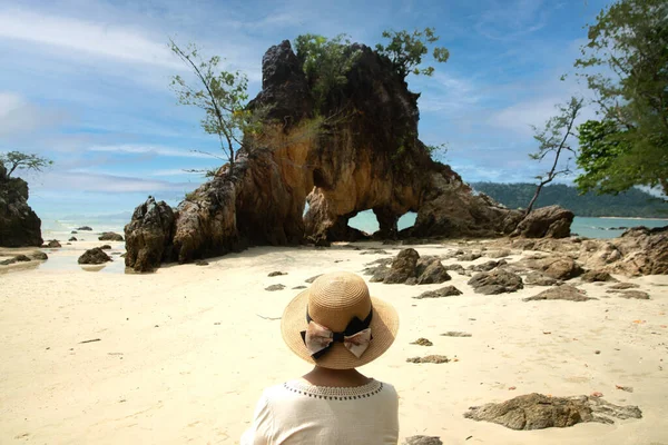 Aziatische Vrouwelijke Toeristen Zitten Rotsen Aan Het Strand Kijk Naar — Stockfoto