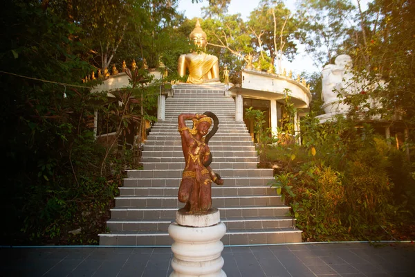 タイ南部ラノン省のプラヤム島のワット プラヤム寺院の丘の上にある大きな屋外の金の仏像 — ストック写真