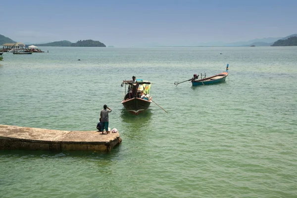 Ranong Thailand April 2021 Unidentified Local Passengers Waiting Long Tail — Stock Photo, Image