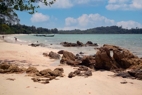 岩や海の景色を望むロッキービーチ 砂浜の岩の崖や海の波 — ストック写真