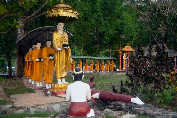 Statues Moines Marchant Aumônes Dans Des Rangées Arts Birmans Mais — Photo