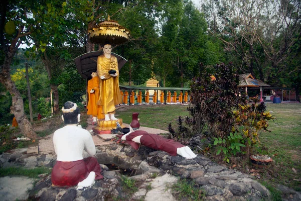 Statuen Von Mönchen Die Almosen Reihen Burmesischer Kunst Gehen Aber — Stockfoto