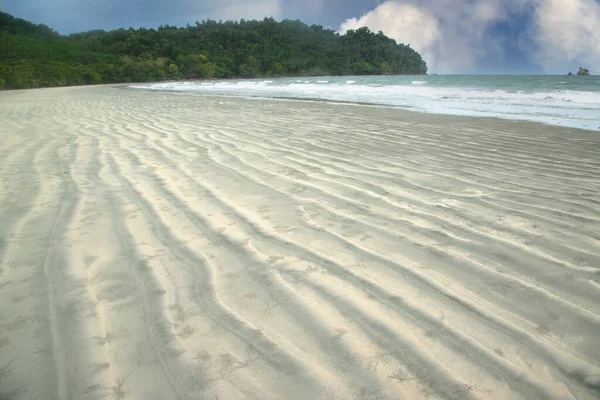 波纹沙滩上的天然沙丘景观美丽的背景 — 图库照片