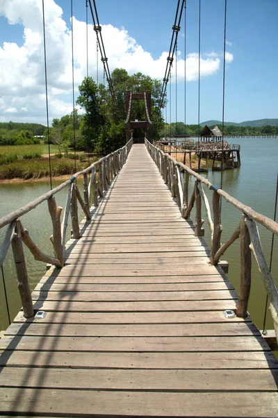 Puente Colgante Madera Que Cruza Embalse Público — Foto de Stock