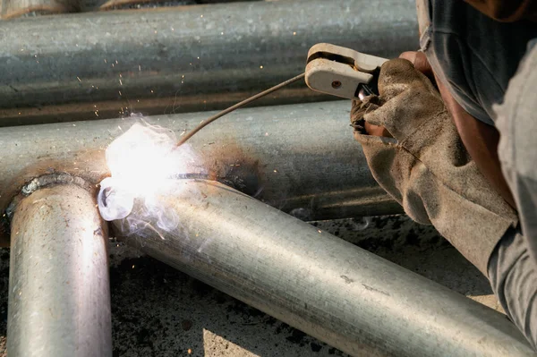 Welder Sitting Steel Roof Frame Welding Steel Pipes Wearing Masks — Stock Photo, Image