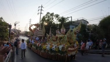 SAMUT PAKAN, THAILAND - 18 Nisan 2019: Tayland usulü Songkran güzel bir geçit töreniyle ve bir dizi bayrak, edebi hayvan olan aslanları görerek.