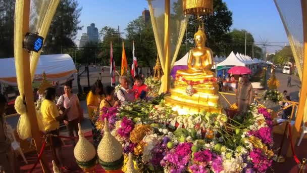 Bangkok Thaïlande Avril 2019 Foule Thaïlandaise Asperge Eau Parfumée Bouddha — Video