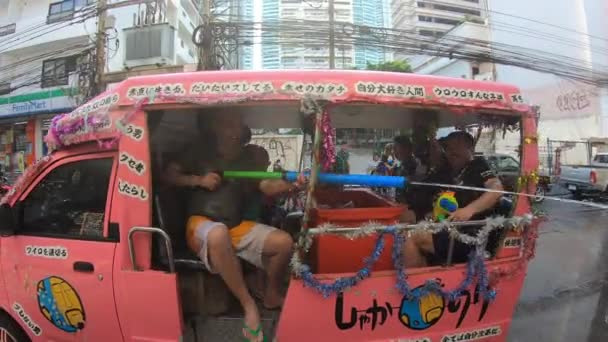バンコク エイプリル社2019年13日 ソンクラン祭りでタイの人々が水を車に飛び散らせる タイのバンコク市で開催される水祭り ロイヤリティフリーのストック動画