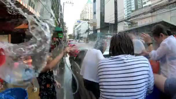 Bangkok Tailandia Abril 2019 Grupo Tailandeses Coche Salpicando Juguetonamente Agua — Vídeos de Stock
