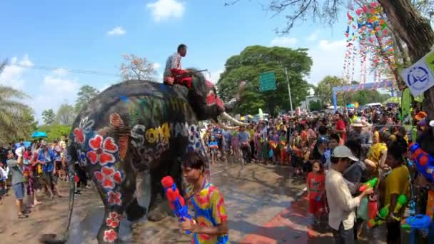 2019年4月14日タイ アユタヤ マホーアウトと彼の象は楽しい方法で観光客と遊んで踊ります タイのアユタヤ市にあるアユタヤ歴史公園で開催されるソンクラン祭り 水祭り 象たちが楽しんで楽しんでいます 動画クリップ
