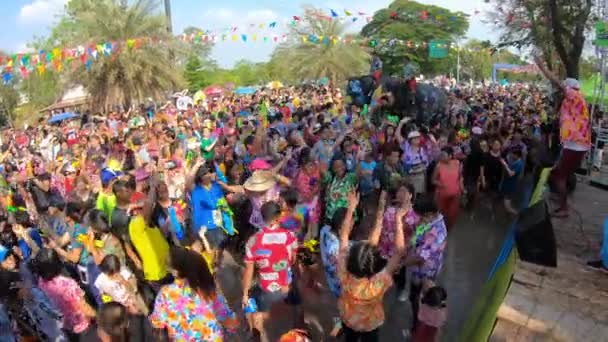 Айюттайя Таиланд Апрель 2019 Группа Людей Собралась Веселый Танец Тайскими — стоковое видео