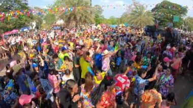 AYUTTHAYA, THAILAND-APRIL14, 2019: Bir grup insan Tayland filleriyle eğlenceli bir dans için toplandı. Mahout ve fili Ayutthaya, Tayland 'daki Ayutthaya Tarih Parkı' nda Songkran Festivali 'nde (Su Festivali) neşe ve mutluluk içinde eğleniyorlar..