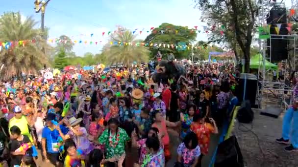 Ayutthaya エイプリル社 2019年4月14日 タイゾウと一緒に楽しいダンスをするために集まった人々 アユタヤのアユタヤ歴史公園で開催されるソンクラン祭り 水祭り マフーアウトと彼の象が遊び心と幸せ ストック映像