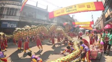 NAKHON SAWAN, THAILAND - 15 Şubat 2021: Tayland 'ın Nakhon Sawan Eyaleti' nde düzenlenen Çin Yeni Yıl kutlamaları sırasında Nakhon Sawan şehrindeki Orta Markette tanımlanamayan Altın Ejderha Geçidi grubu gösterisi.