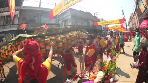 ナコンサワン 2021年2月15日 タイ中部 ナコンサワン県での中国の旧正月のお祝いの際に ナコンサワン市で開催された中国市場でのゴールデンドラゴンショーの未確認グループパレード ロイヤリティフリーストック映像