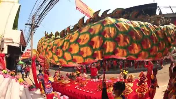 ナコンサワン 2021年2月15日 タイ中部 ナコンサワン県での中国の旧正月のお祝いの際に ナコンサワン市で開催された中国市場でのゴールデンドラゴンショーの未確認グループパレード ストック動画